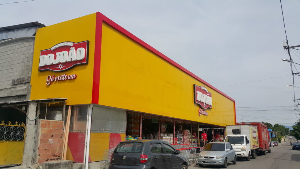 Fachada do supermercado Do João